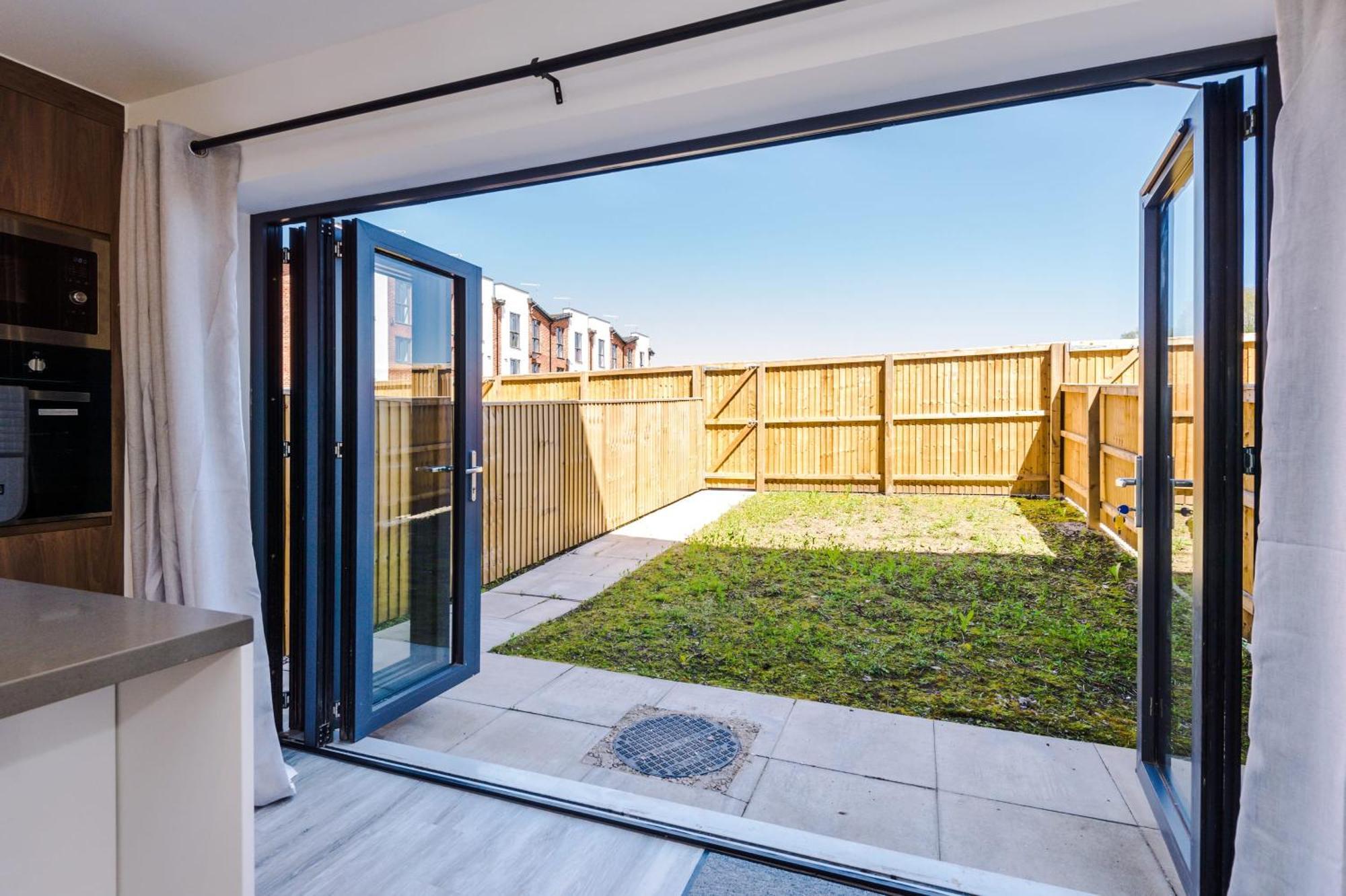 Rest&Recharge At Waterway House Villa Manchester Exteriör bild