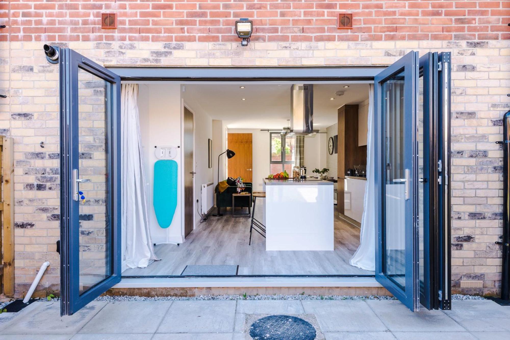 Rest&Recharge At Waterway House Villa Manchester Exteriör bild