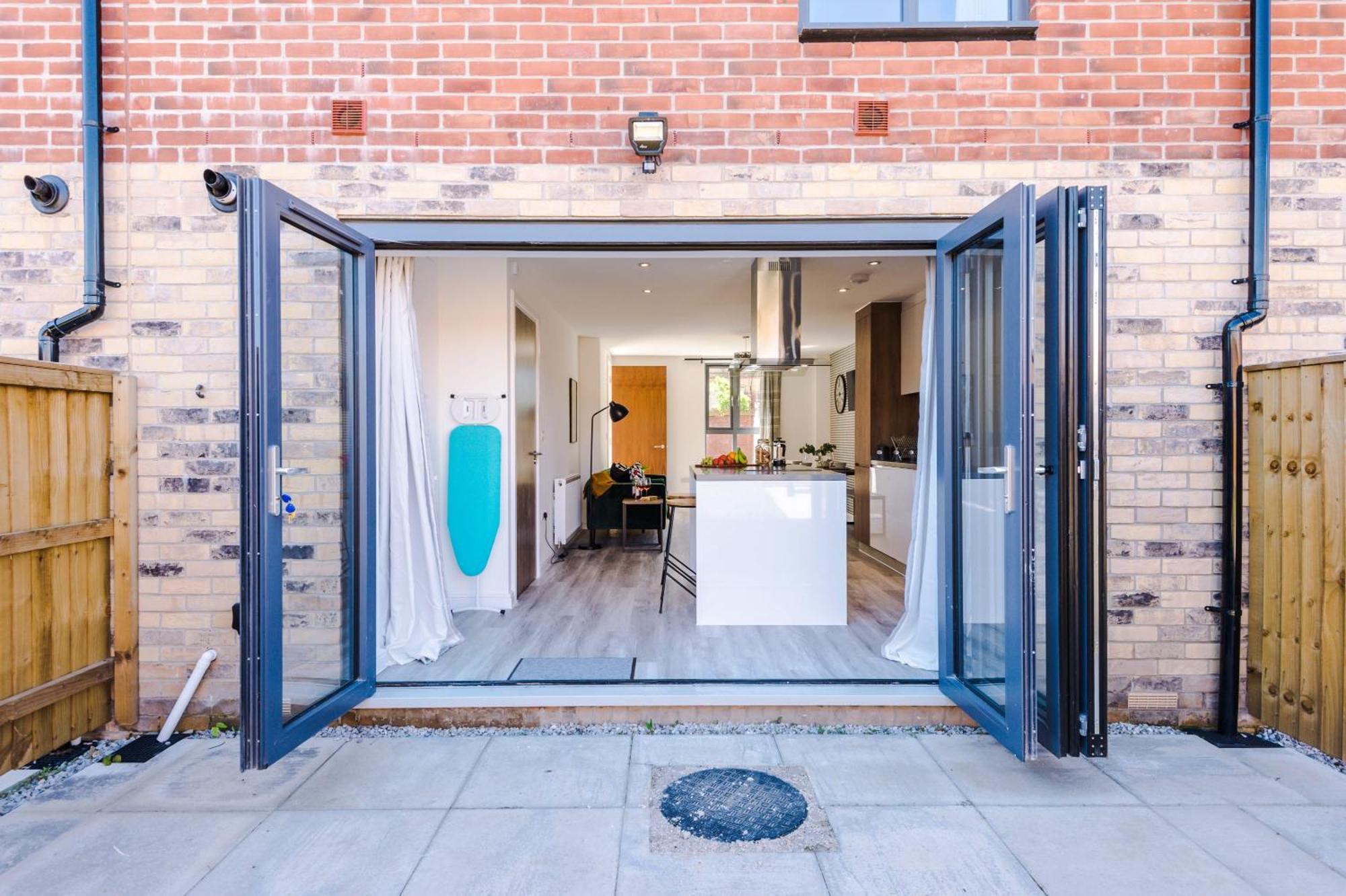 Rest&Recharge At Waterway House Villa Manchester Exteriör bild
