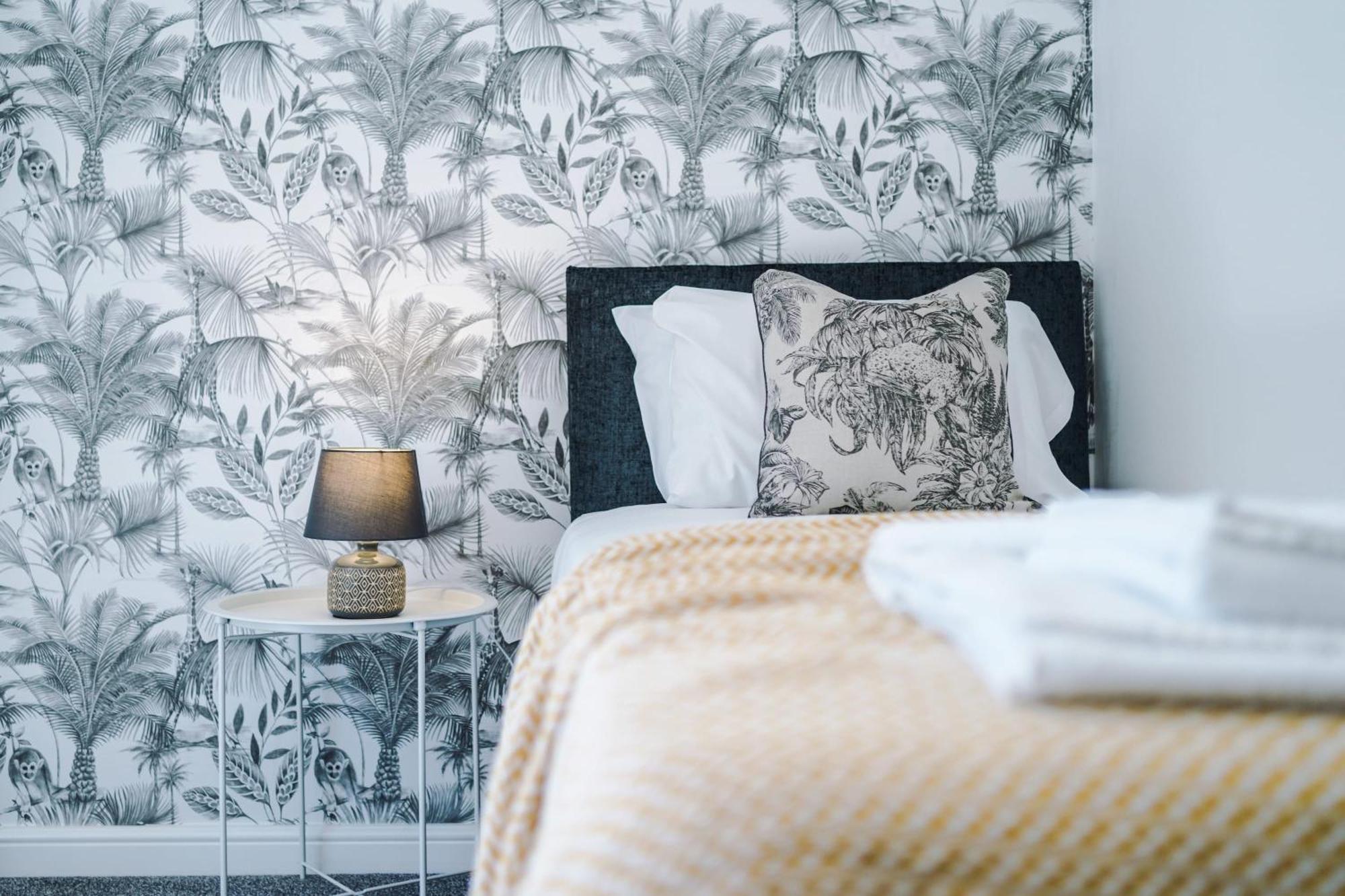 Rest&Recharge At Waterway House Villa Manchester Exteriör bild
