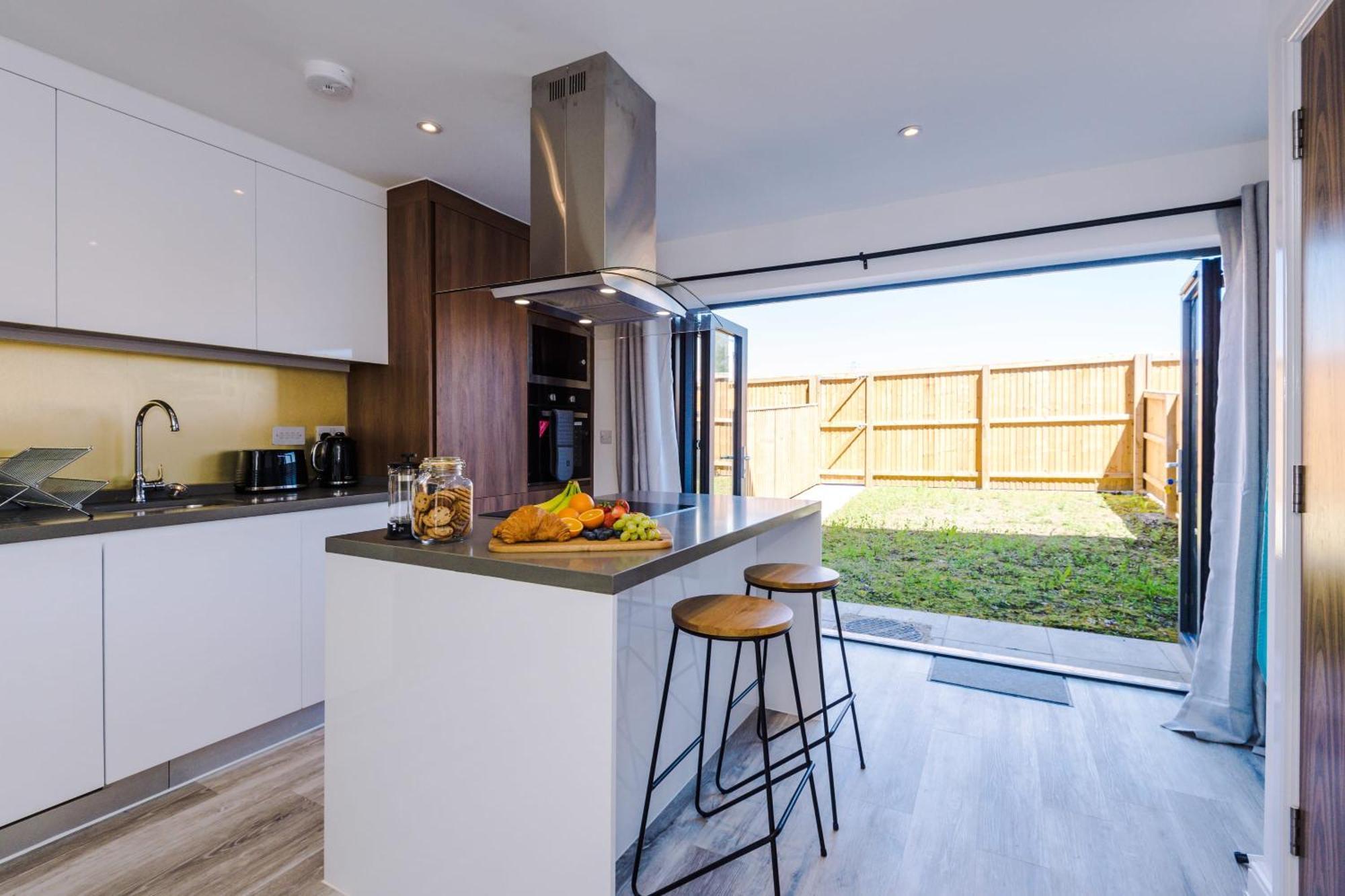 Rest&Recharge At Waterway House Villa Manchester Exteriör bild
