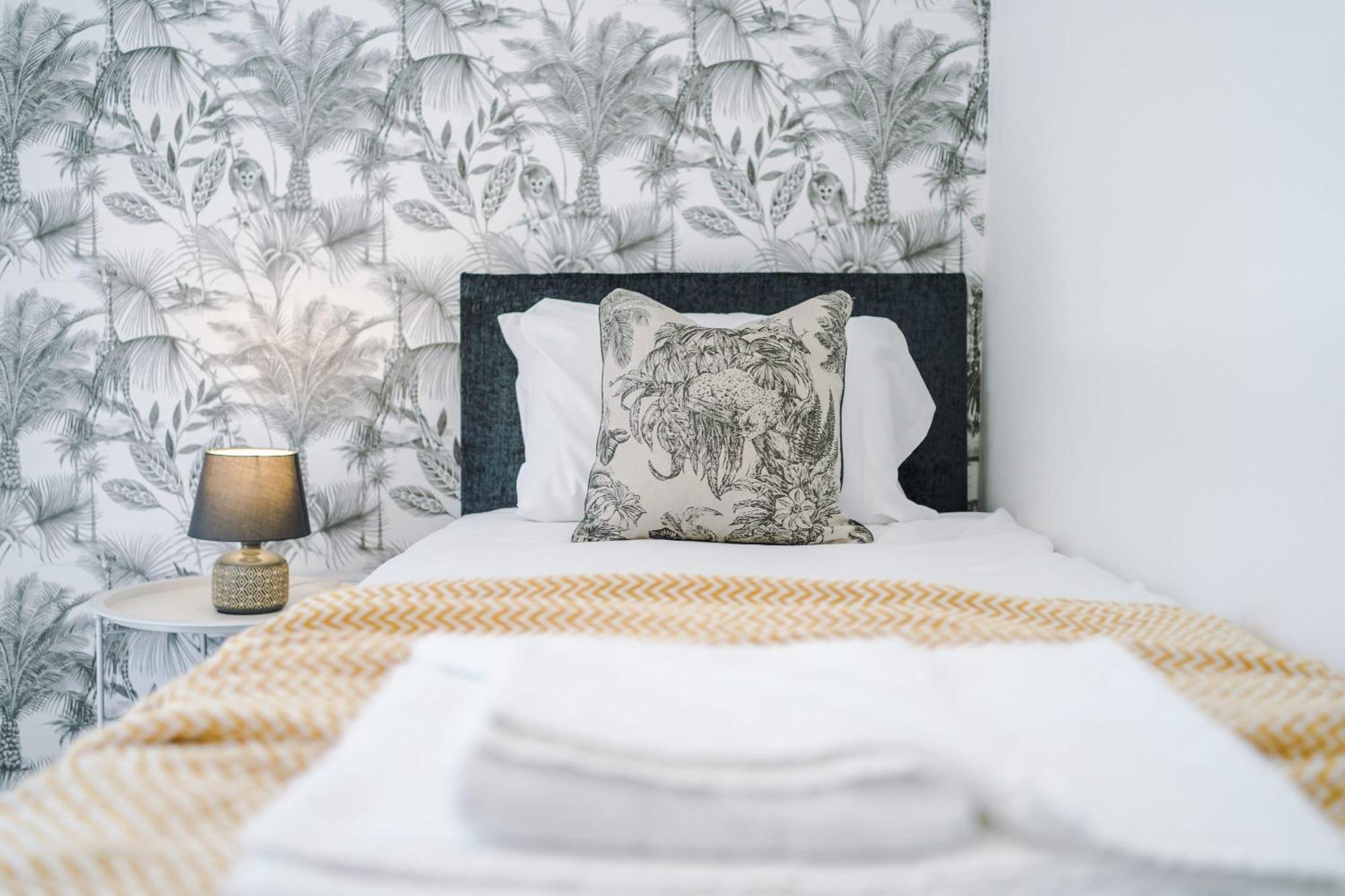 Rest&Recharge At Waterway House Villa Manchester Exteriör bild