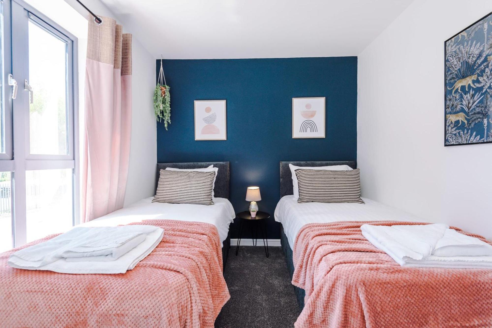 Rest&Recharge At Waterway House Villa Manchester Exteriör bild