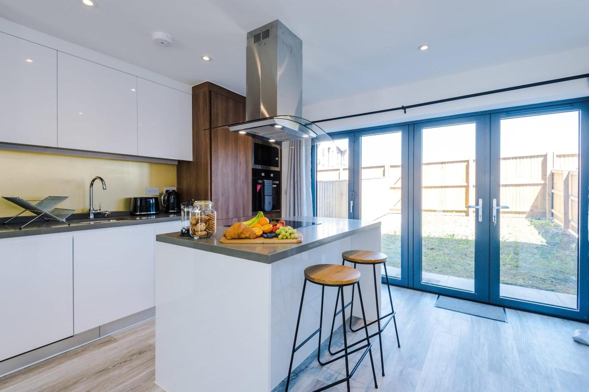 Rest&Recharge At Waterway House Villa Manchester Exteriör bild